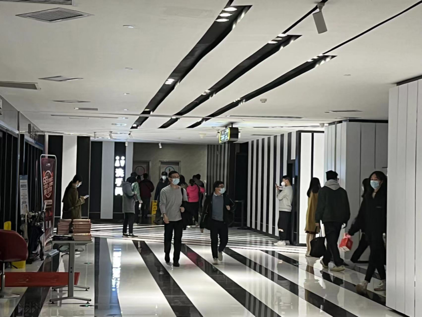 观影结束后,洗手间门前排队等待的人群。/曾宝气 摄