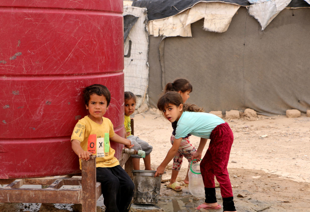 这是5月28日在叙利亚哈塞克省拍摄的难民营内的孩子们。新华社发