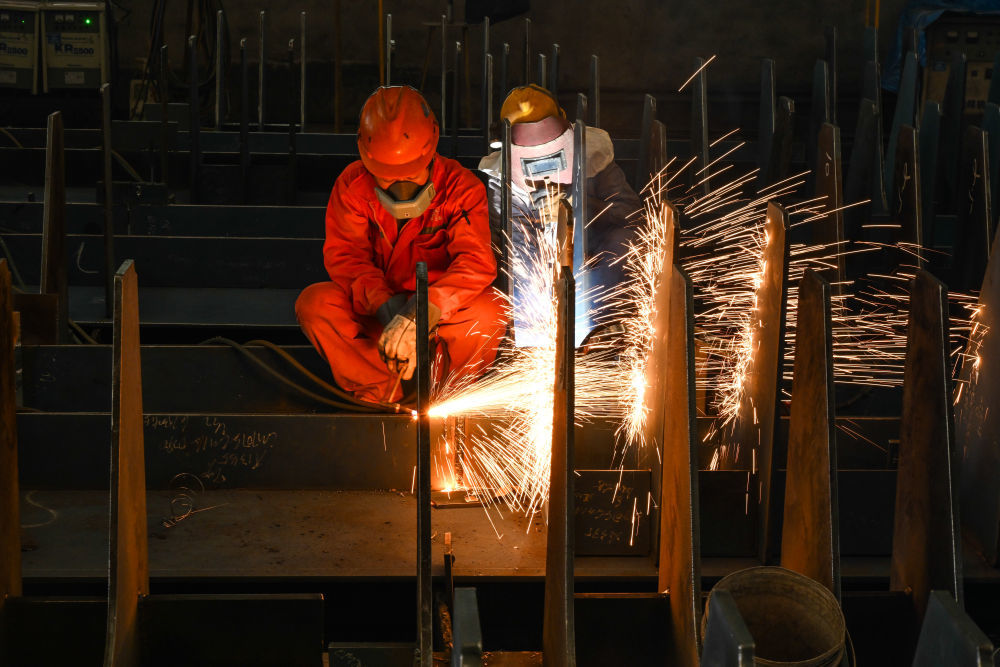 12月5日,在江苏扬子鑫福造船有限公司,工人在加工车间进行焊接作业.