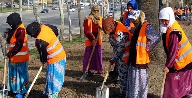 在塔吉克斯坦，清洁工是一种传统女性职业 。