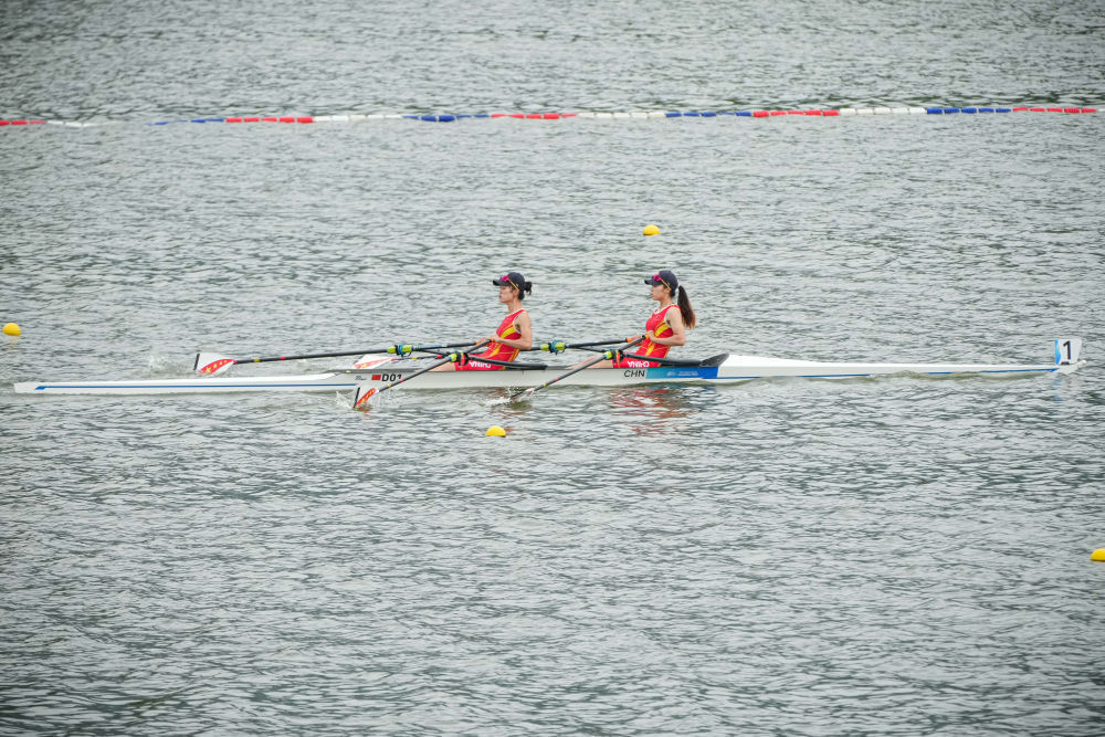 9月20日,中国组合邹佳琪(右)、邱秀萍在女子轻量级双人双桨预赛中。她们以6分52秒43的成绩晋级决赛。新华社记者 江汉 摄