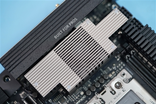 36相极致供电!华硕Pro WS TRX50-SAGE WIFI主板图赏