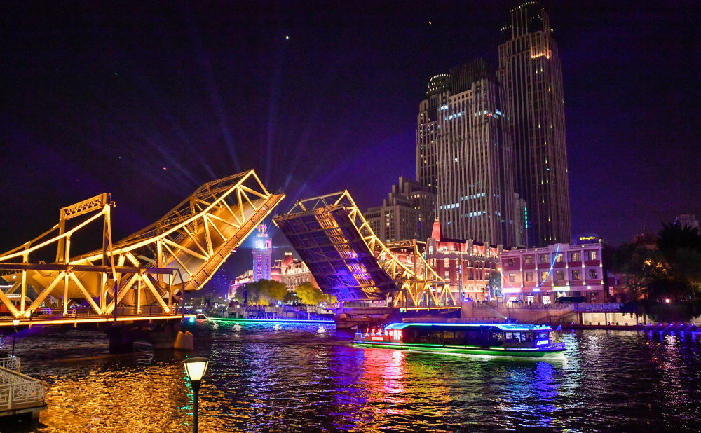 5月1日，一艘海河游船通过开启的解放桥。新华社记者孙凡越摄