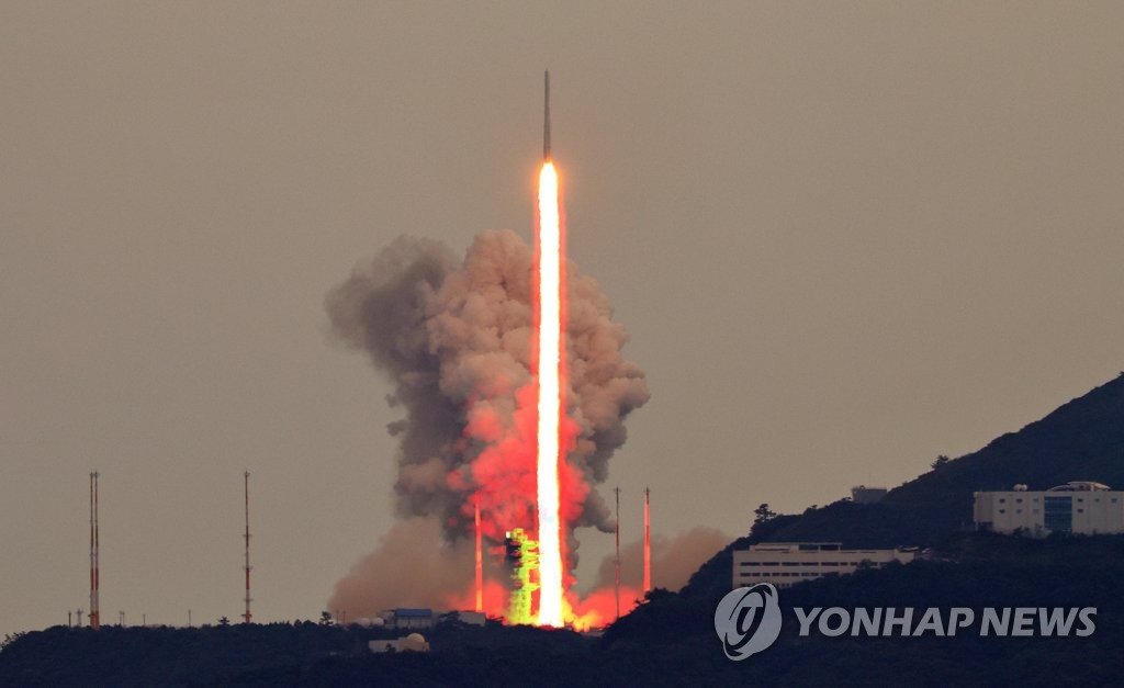 5月25日，在全罗南道高兴郡罗老宇航中心，韩国自主研制的运载火箭“世界”号（KSLV-Ⅱ）首次搭载八颗应用卫星进行第三次发射并取得圆满成功。图源：韩联社，下同