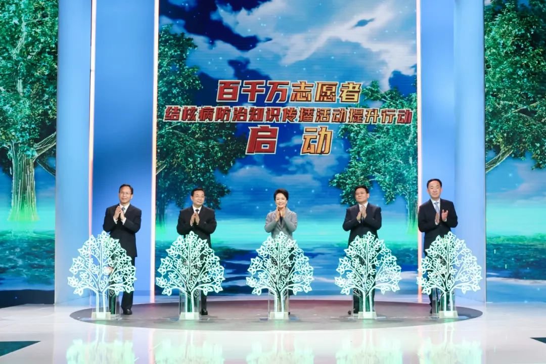 彭丽媛到北京工人体育场改造复建项目现场调研