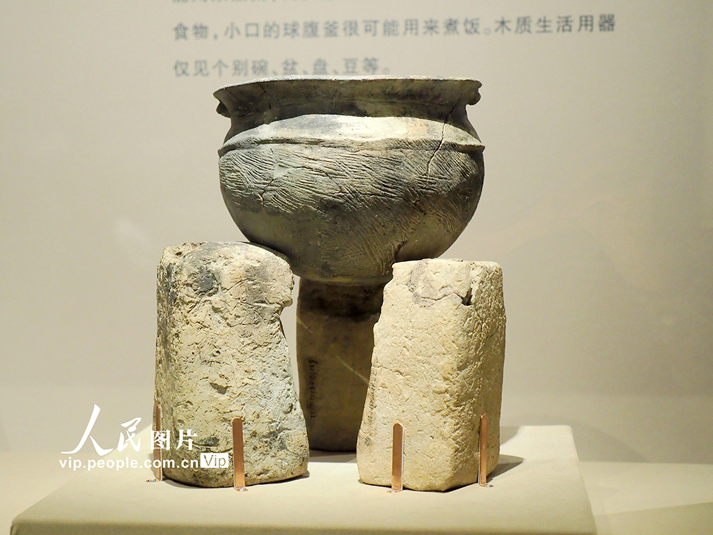 2023年11月8日,北京,中国国家博物馆“远古江南·海陆山河——河姆渡文化发现50周年考古成果特展”对公众开放。 展览分为“古渡新声”“潮起东南”“探海溯源”三个部分,展出河姆渡遗址、田螺山遗址、塔山遗址、井头山遗址等出土的陶器、石器、骨器、贝器、木器、编织物等文物324件(套)。杜建坡摄(人民图片网)