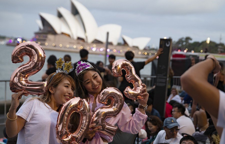 2022年12月31日,人们在澳大利亚悉尼港迎接新年。新华社记者白雪飞摄