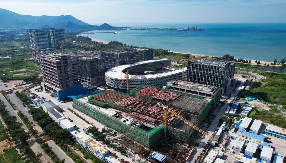 这是建设中的海南三亚崖州湾科技城的深海科技创新公共平台项目（无人机照片，2022年10月17日摄）。新华社记者 杨冠宇 摄