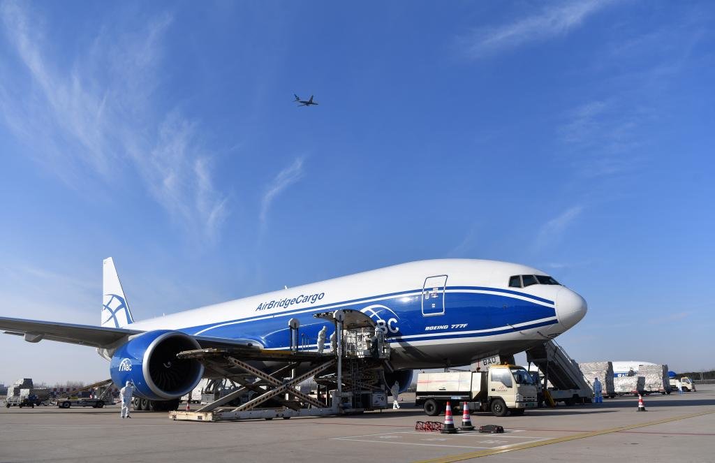 郑州新郑国际机场工作人员在为一架俄罗斯空桥货运航空公司货机装货（2021年12月30日）。新华社记者李嘉南 摄