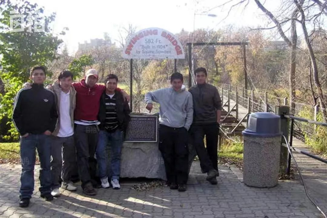 左二是我,这是我刚到厂里的时候和哥伦比亚的同事们一起出去玩。