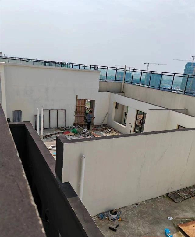 5月19日记者拍摄的20楼平台处场景