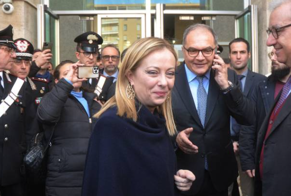 ·意大利总理焦尔吉娅·梅洛尼(中)向参加抓捕行动的人员表达祝贺。