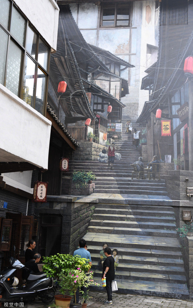 4月20日,重庆,綦江区东溪古镇内的老式书店吸引参观者驻足。东溪建镇1300多年,建场2200多年,是中国历史文化名镇、重庆十大古镇之一。为彰显古镇特色,东溪打造了一条独具特色的“80街”,将狭长街巷打造成创意怀旧集市,老重庆的街道和小巷以及展出的各种老物件吸引着不少市民前往感受“旧时光”。 中新社记者 周毅 摄