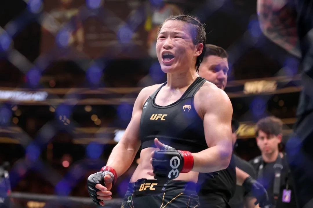 张伟丽卫冕金腰带:走出低谷,她何以创造历史?_凤凰网