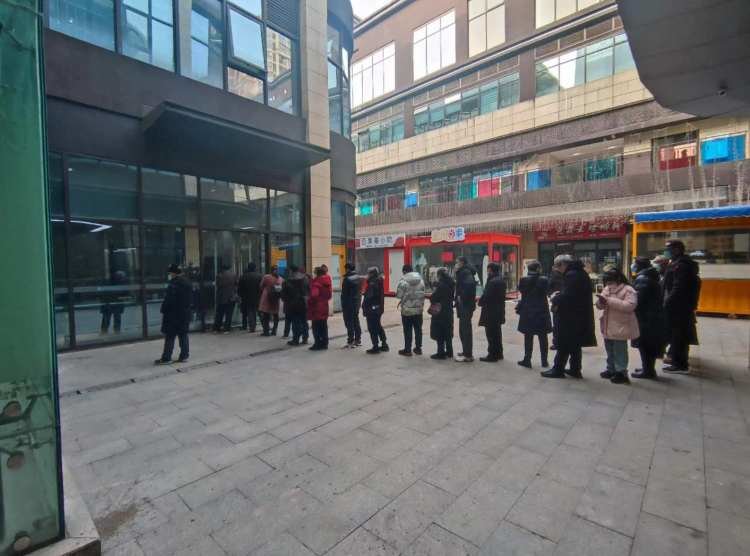 ▲早上8点过,已有市民在行政服务中心门口排队。