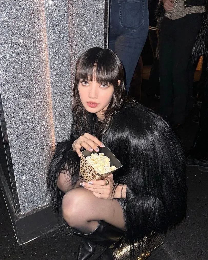 Lisa丝袜造型美出新高度?全黑造型惊艳亮相巴黎__凤凰网