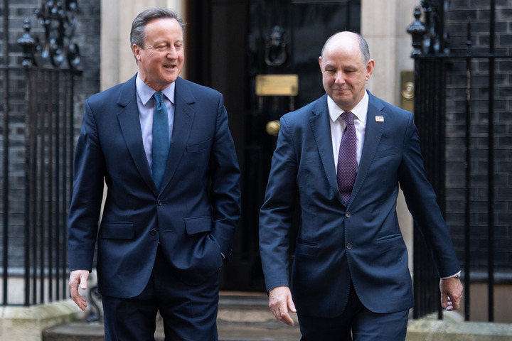 11月13日，在英国伦敦，新任外交大臣戴维·卡梅伦（左）走出唐宁街10号首相府。（新华社发）
