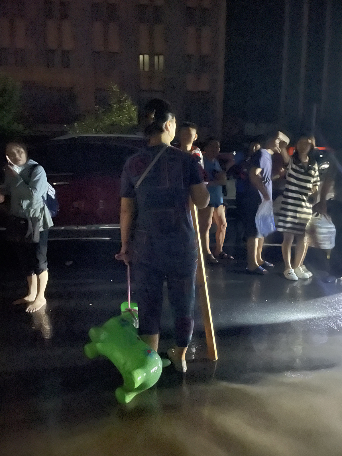 王玲在寻求救援队帮忙解救家中被困老人。澎湃新闻记者 陈媛媛 摄