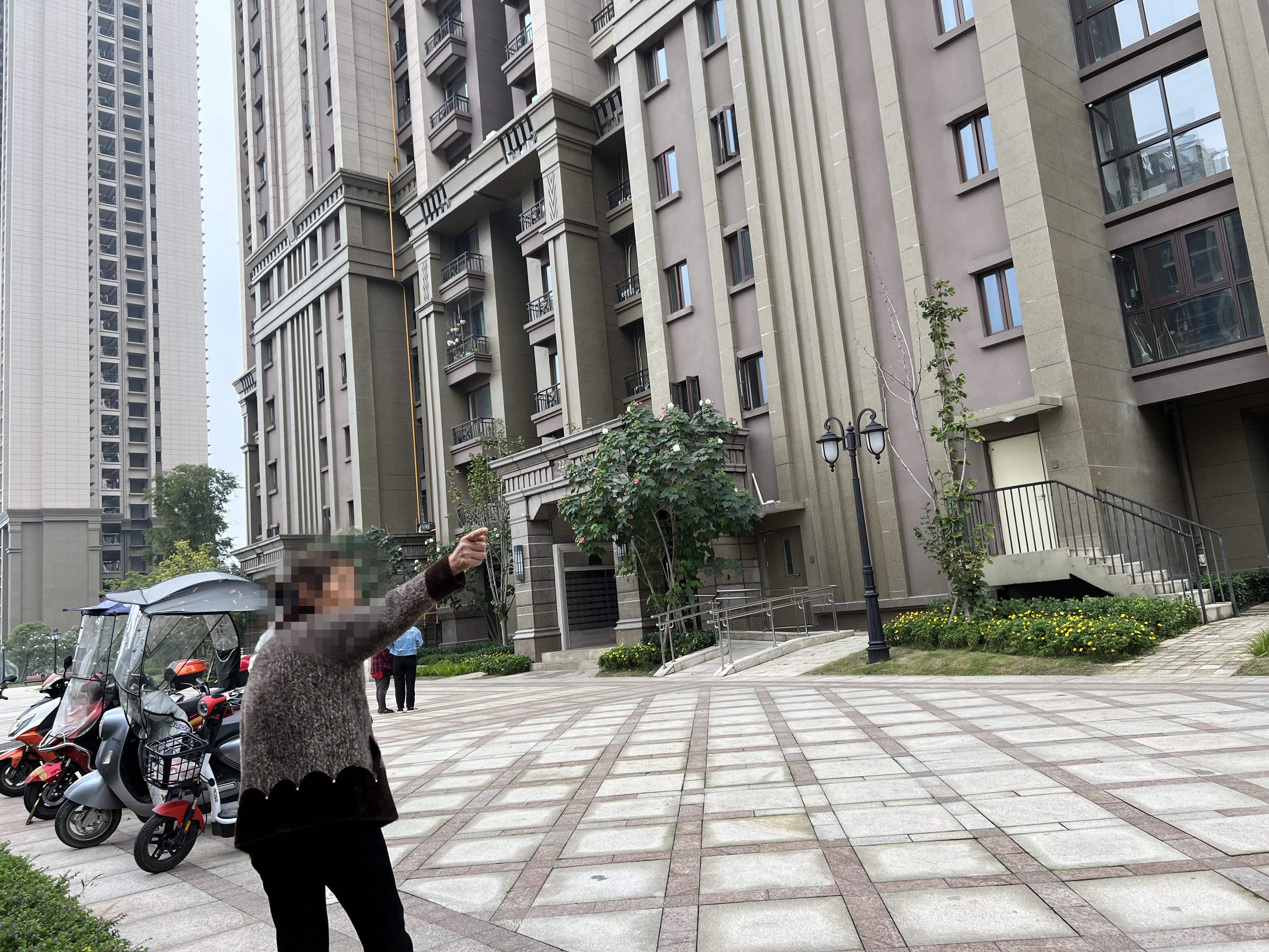 小区居民称，现在小区里遛娃的人都少了。