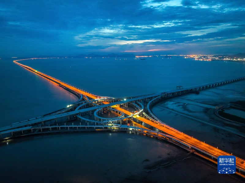 杭甬复线宁波一期滨海互通上跨金塘大桥架梁施工现场。新华网发 姚峰摄