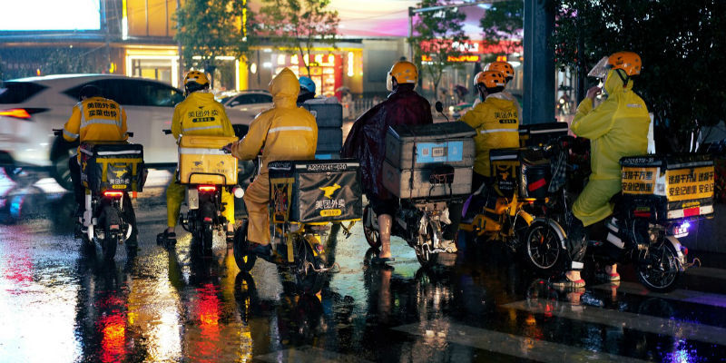 北京暴雨下的骑手：天气补贴由雨量决定