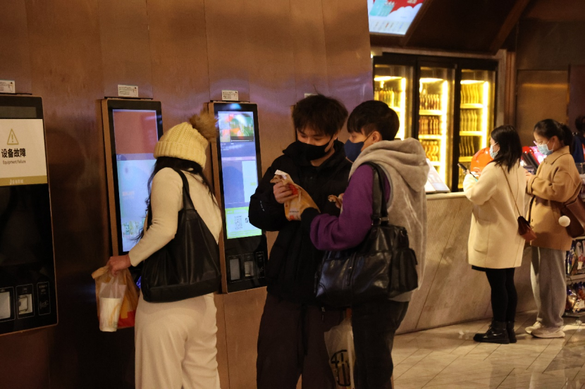 取票机前的年轻人。/林泽君 摄