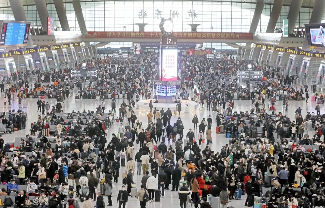 1月7日,杭州东站候车大厅内,大量旅客等候乘坐高铁
