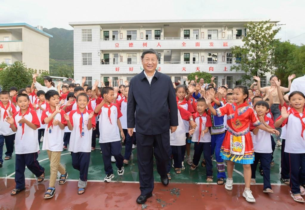 2020年9月16日，在湖南省郴州市汝城县文明瑶族乡第一片小学，师生们簇拥着习近平总书记步出校园。新华社记者 李学仁 摄