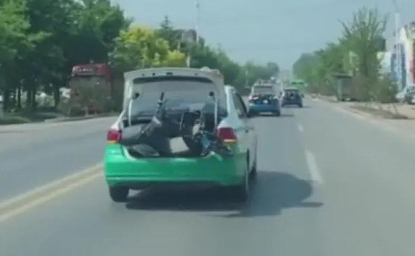 网传宽甸出租车司机将共享电动车扔到郊区