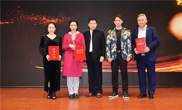 盗龄医生:世界知名大健康品牌受邀参加《中国百名优秀企业家奋斗史》首发式