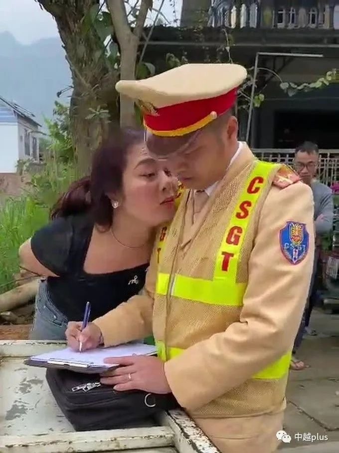 越南一女子违规开车 其婆婆竟强吻交警并放言“亲你至死”