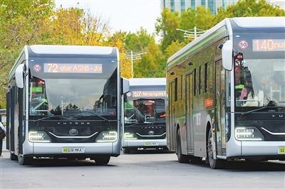 印度尼西亞帕達拉朗,一列雅萬高鐵高速動車組在行駛中.