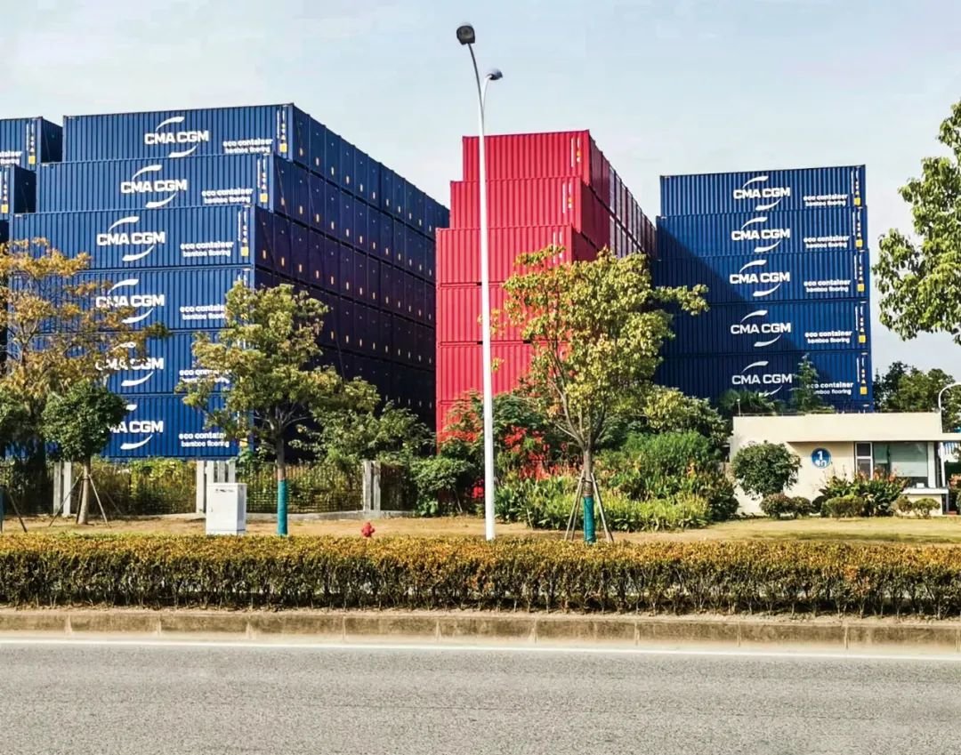 港口上堆积的集装箱。图/受访者提供