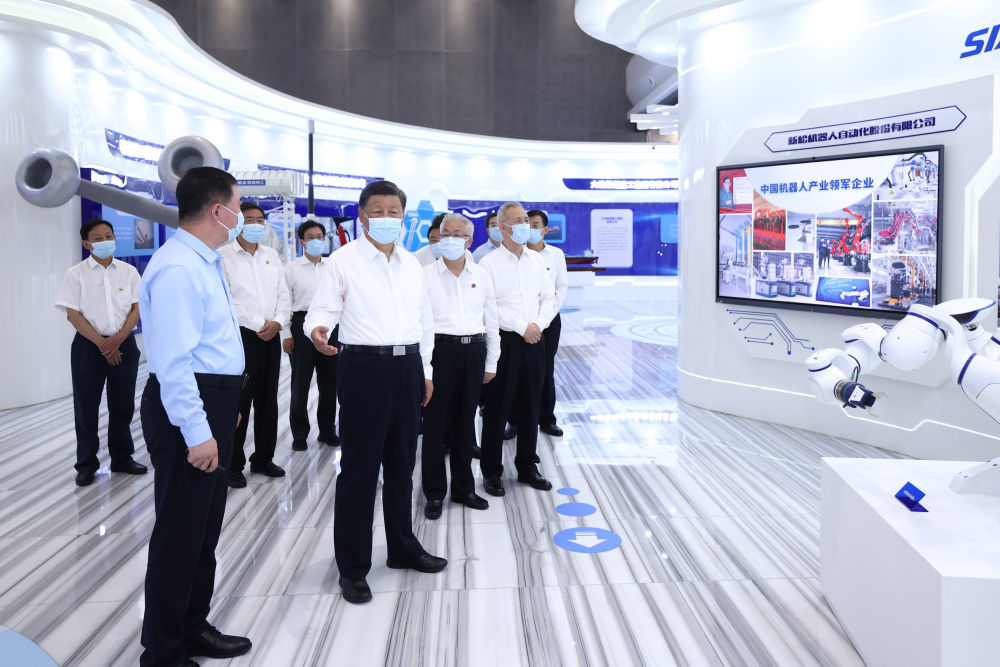 2022年8月17日下午，习近平在辽宁沈阳新松机器人自动化股份有限公司展厅，了解公司生产经营、自主创新情况。