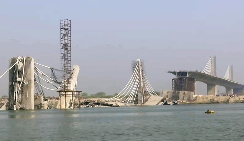 今年以来，印度多个在建桥梁发生坍塌，工程质量堪忧。图为6月4日，阿格尼瓦-苏丹甘吉大桥发生垮塌/国外社交媒体图