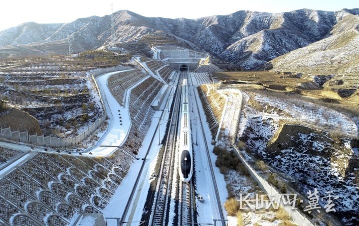 复兴号列车行驶在崇礼铁路上。 长城网&middot;冀云客户端记者 郑世繁 通讯员 曲志忠 摄