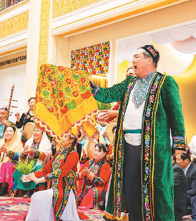 哈斯木·牙合甫与学生们在表演阔克麦西热甫。受访者供图