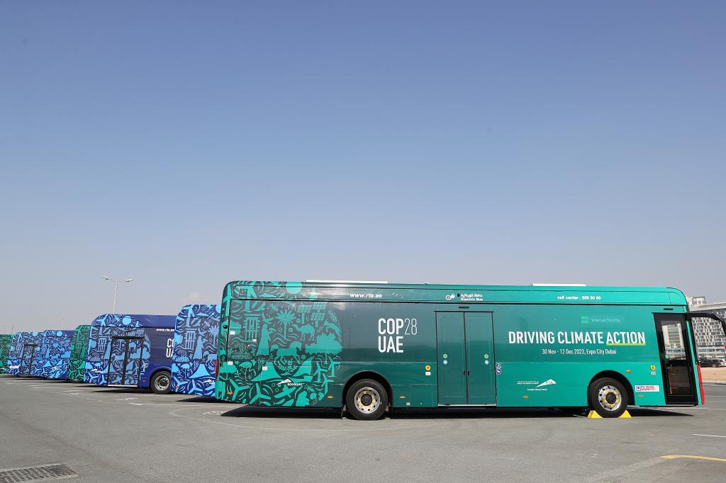 2023年12月3日，中国苏州金龙公司的海格电动巴士（前）停靠在联合国气候变化迪拜大会的摆渡车停车场。新华社记者 王东震 摄