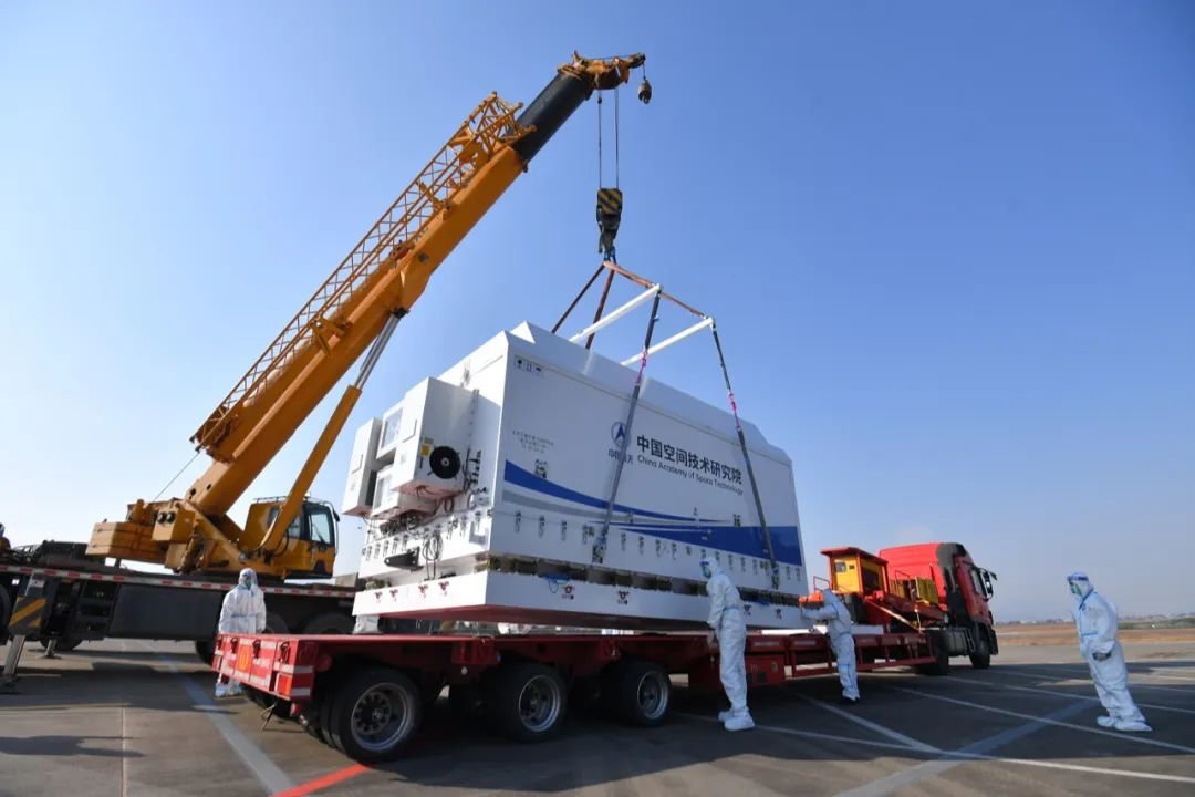 卫星包装箱运输(张翰 摄)