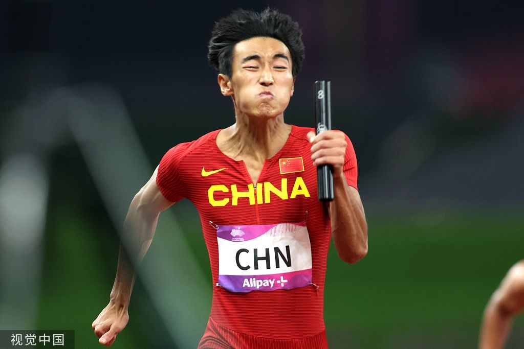 陈佳鹏成为了中国接力天团的最后一棒。