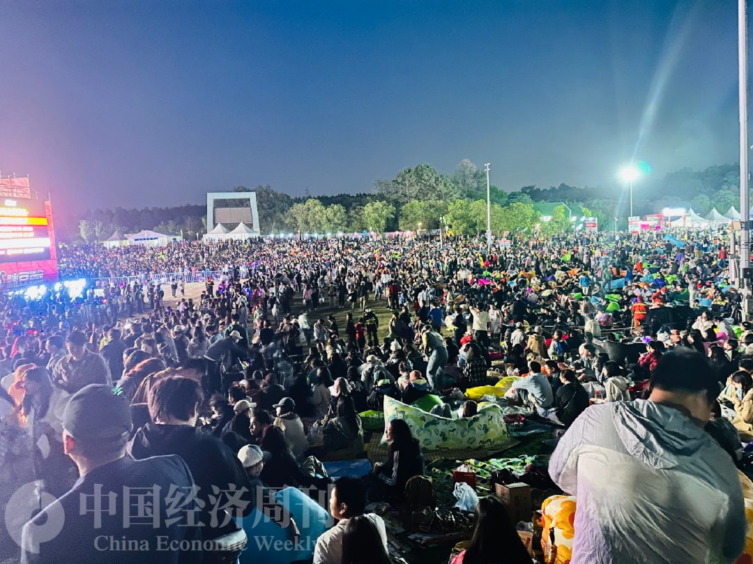咪豆音乐节拥挤的人群 摄影:董晨雪