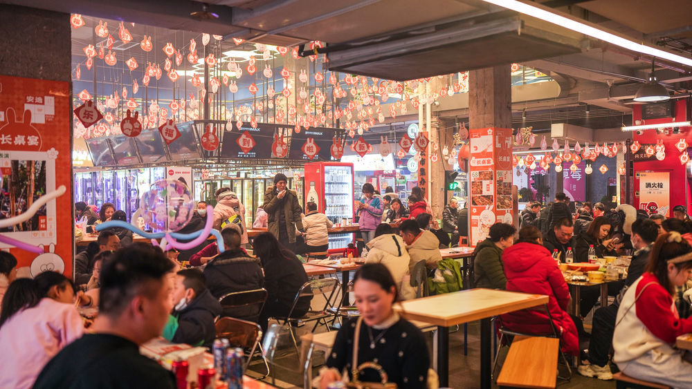 消费者在贵阳市南明区“青云市集”品尝特色美食（1月23日摄）。新华社记者 陶亮 摄