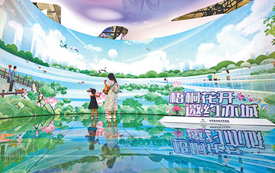 观众被文旅服务展区的置景吸引。人民网记者 翁奇羽摄
