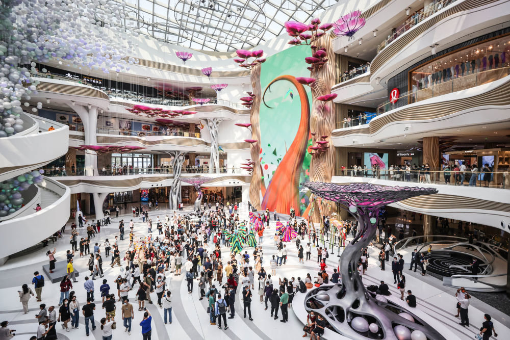 消费者在海南海口国际免税城内购物（2022年10月28日摄）。新华社记者 张丽芸 摄