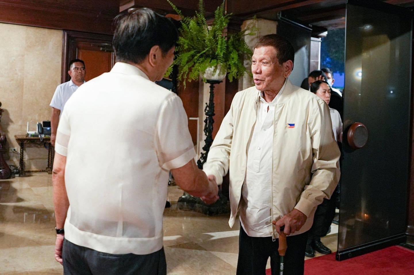 菲律宾总统马科斯与前总统杜特尔特握手