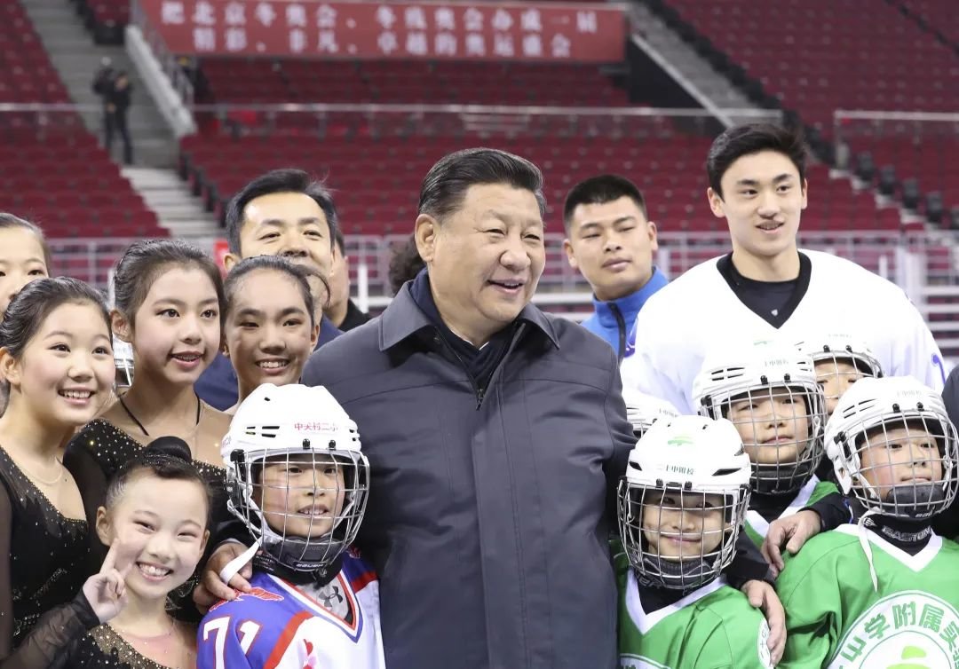 2017年2月24日，习近平在北京五棵松体育中心热情勉励青少年冰球和队列滑爱好者们。（图源：新华社）