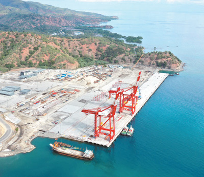 2022年11月，位于东帝汶首都帝力以西10公里的蒂坝港正式开港运营。由中国港湾工程有限责任公司承建的蒂坝港是东帝汶首个拥有现代化集装箱码头的港口。孙广勇 王 震摄影报道