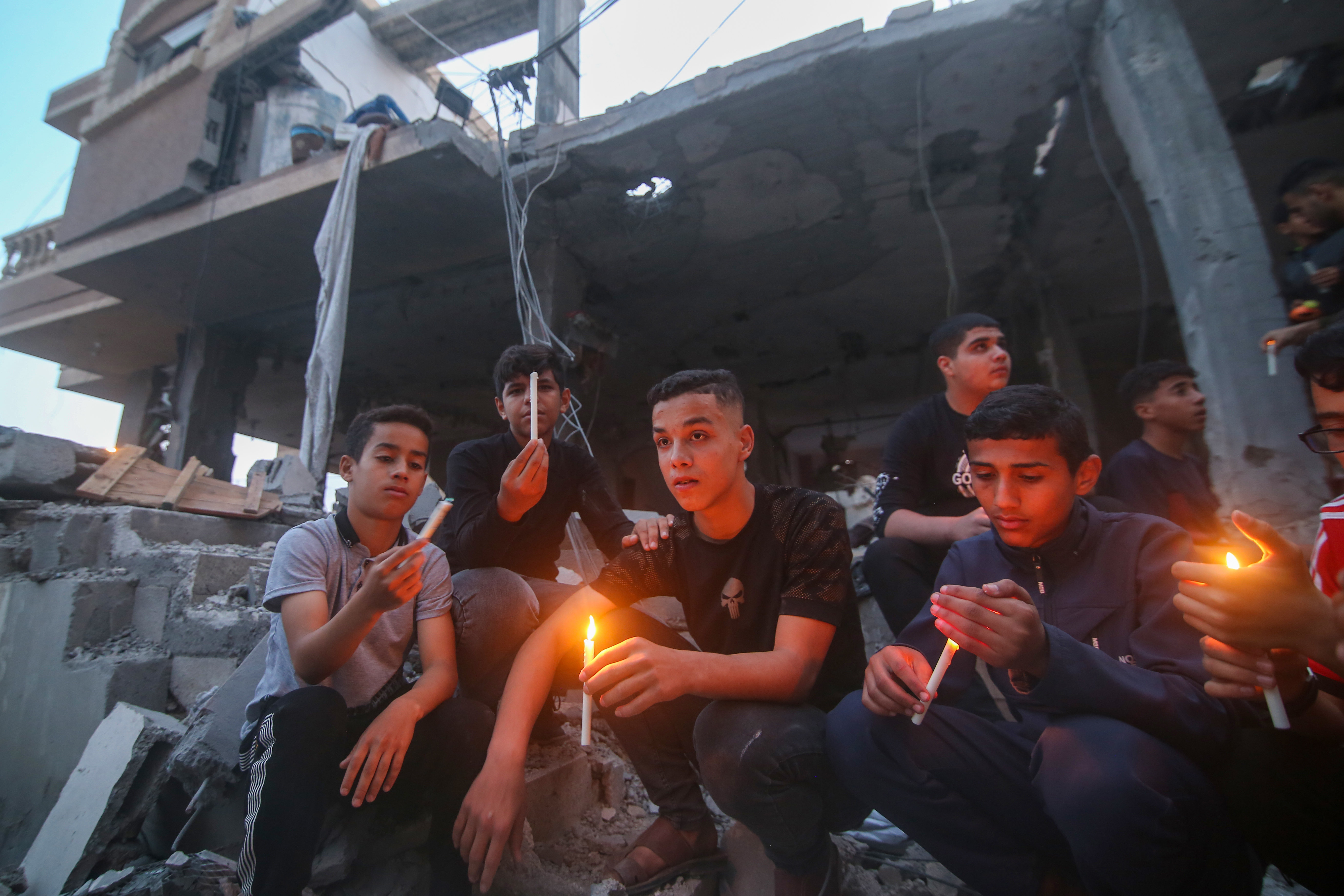 巴以达成停火协议儿童在房屋废墟上点燃蜡烛_凤凰网