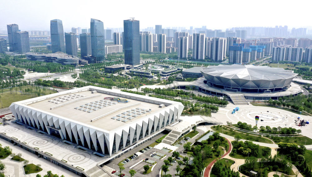 位于西安国际港务区的西安奥体中心（4月26日摄，无人机照片）。