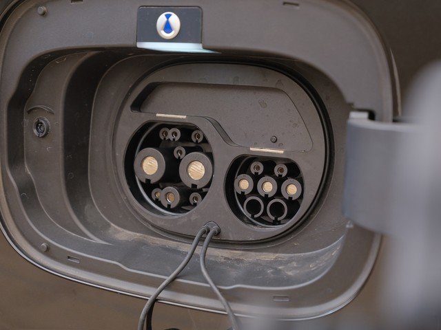 脚踢埃尔法拳打艾维亚,腾势D9 EV体验报告